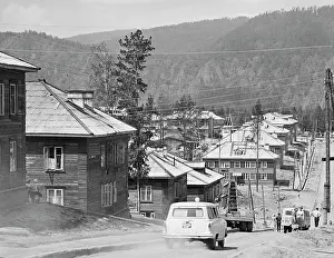 Accommodate: Krasnoyarsk Dam under construction