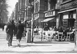 Terraces: Kurfuerstendamm in Berlin, 1932