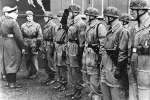 Flyers: Kurt Student surveys paratroopers, 1940