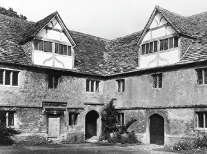 Lacock: LACOCK ABBEY COURTYARD