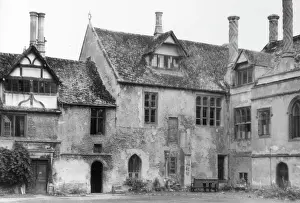 Lacock: LACOCK ABBEY COURTYARD