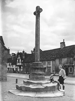 Lacock: LACOCK VILLAGE CROSS