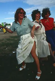 Holsten: Ladies dancing on Derby Day