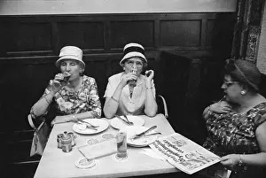 Wainscoting: Two ladies are drinking a so-called