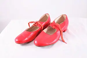 Strappy: Ladies red tap shoes