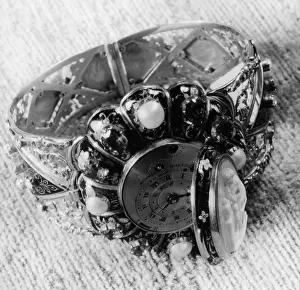 Gemstones: Ladies wristwatch