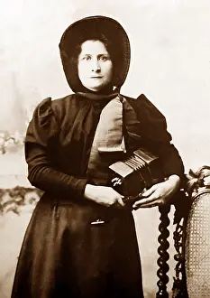 Concertina: Lady with concertina