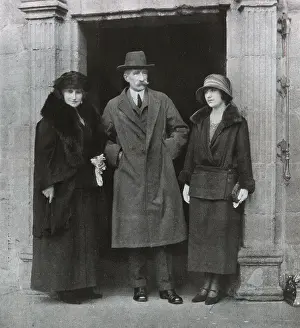 Glamis: Lady Elizabeth Bowes-Lyon with her parents