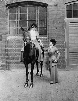 Allows: Lady in equestrian clothing, 1907