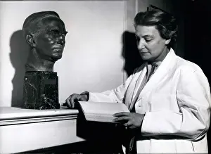 Bevan: Lady Fleming with bust of Sir Alexander Fleming