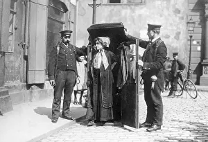 Attendants: A lady gets out of a litter, late 19th century
