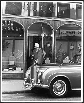 Gucci: LADY OUTSIDE GUCCI SHOP