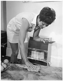 Polishes: LADY POLISHES A TABLE