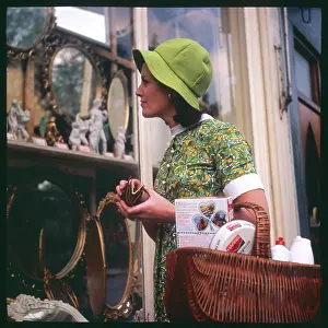 Emberton: LADY SHOPPER 1970