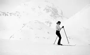 LADY SKIER