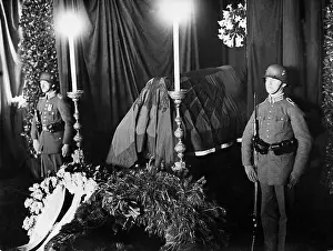 Workroom: The laid coffin in the workroom of the Reich President