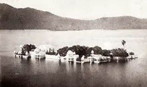 Udaipur: Lake and palace at Udaipur, India