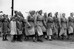 Landdienst: Landdienst girls on their way to work