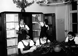 Poznan: Landjahrmaedel reading, 1940