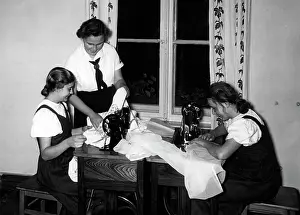 Poznan: Landjahrmaedel sewing, 1940