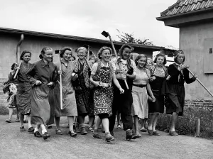 Landdienst: Landjahrmaedel on the way to work, 1939