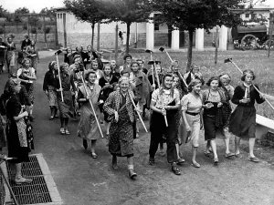 Hoes: Landjahrmaedel on the way to work, 1939