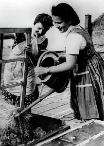 Helpers: Landjahrmaedels working in the garden, 1942