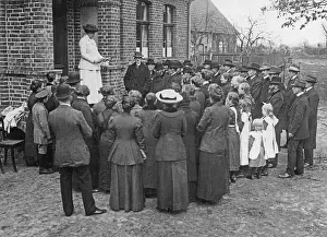 Dispatch: Landlady reads out the latest dispatch from the front, 1914