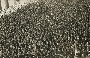 Oration: Large crowd listens to Mussolini