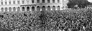 Earlier: Large crowd at Mussolini's arrival at Piazza Venezia