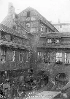 Poorly: Large Krogelhof in Berlin, around 1900