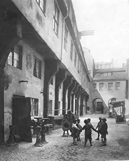 Poorly: Large Krogelhof in Berlin, 1928