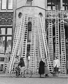 Roundels: Large number of ladders on display