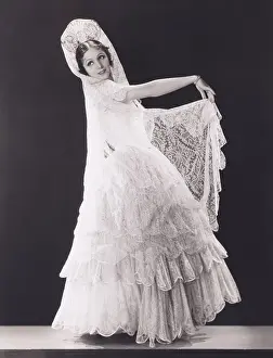 Mantilla: Latin beauty dressed in lace