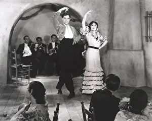 Synchronize: Latin dancers