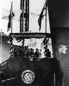 Tons: Launch of the Bismarck in Hamburg, 1939