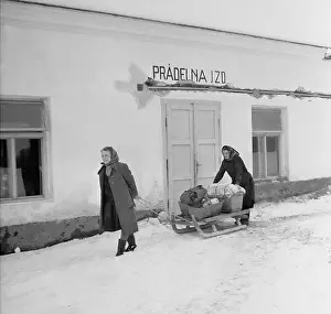 Horni: Laundry on snow sled