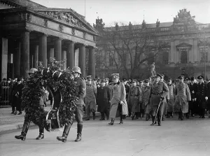 Drittes: Laying a wreath at the memorial under the lime trees