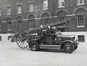 Tyred: LCC-LFB motorised pump-escape with pneumatic tyres