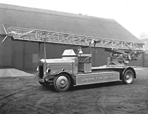 Merryweather: LCC-LFB solid tyre Turntable Ladder