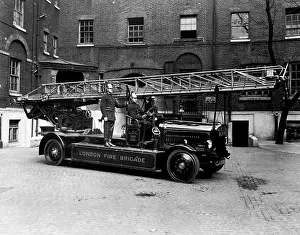 Magirus: LCC-LFB Turntable ladder and crew at Southwark