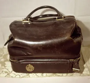 Handles: Leather vanity case