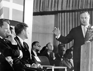 Europhotodb: Leber hands over a bunch of carnations to Kennedy