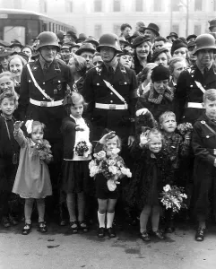 Stuff: Leibstandarte SS Adolf Hitler in crowd control, Berlin