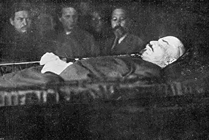 Permanently: LENIN IN COFFIN