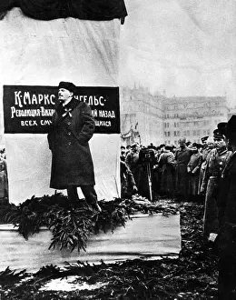 Engels: Lenin holding a speech in Moscow, 1918