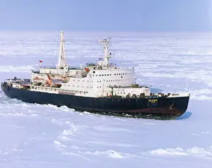 Escorting: Lenin nuclear-powered icebreaker, 1976