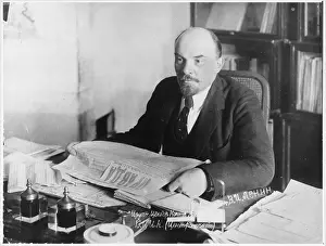Ilich: LENIN READS PRAVDA 1918