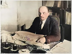Ulyanov: LENIN READS PRAVDA 1918