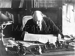 Ilich: LENIN READS PRAVDA 1918